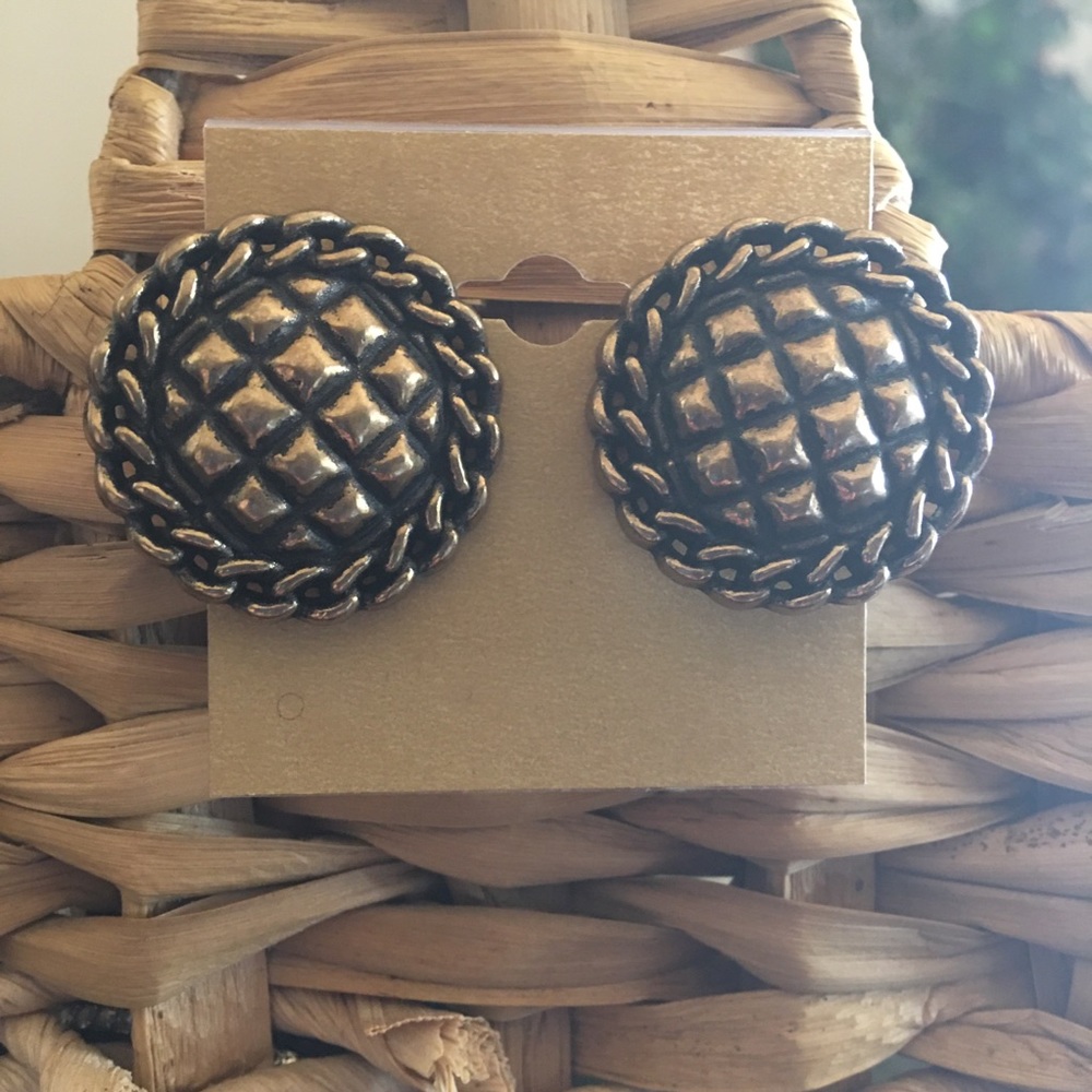 Vintage brass tone resin clip on earrings